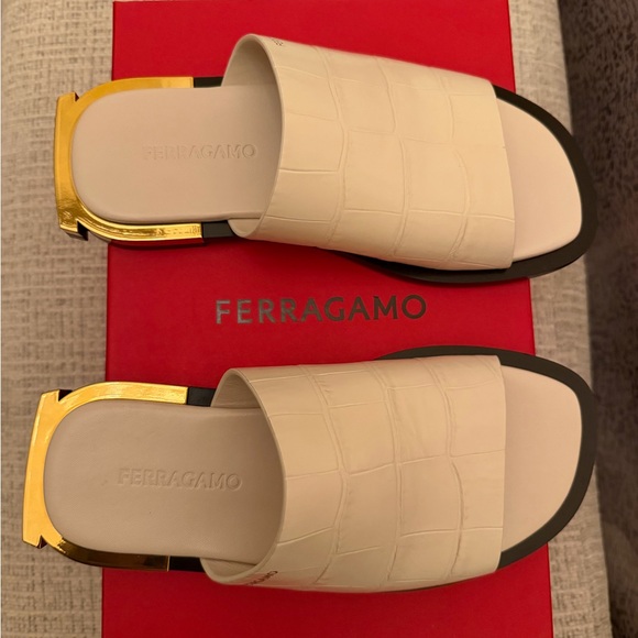 Salvatore Ferragamo Cream Slide Sandals NEW - Picture 2 of 9
